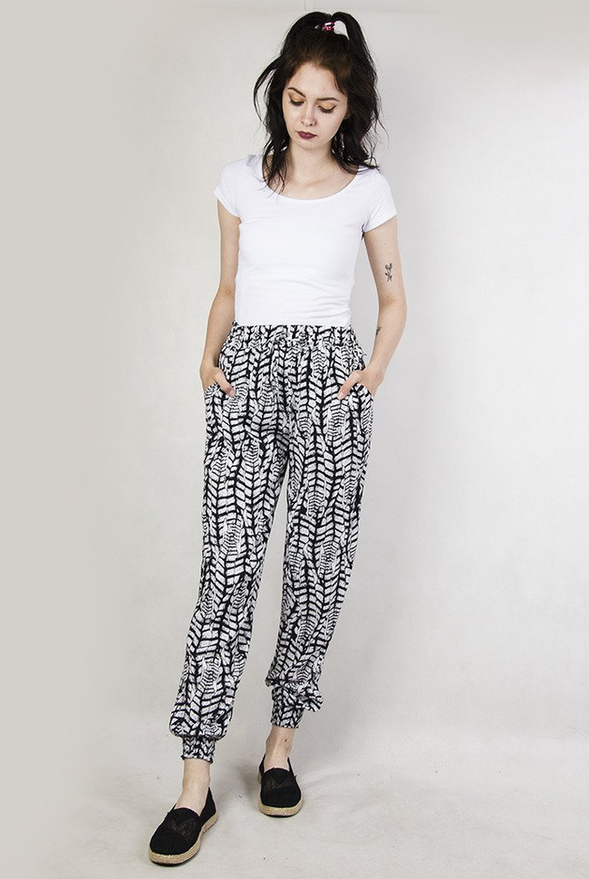 Czarne spodnie alladynki w białe wzory