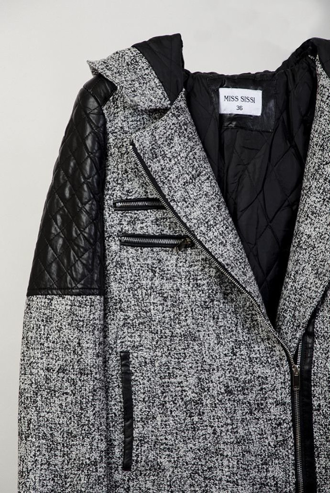 Jasnoszary płaszcz z kapturem i czarnymi wstawkami