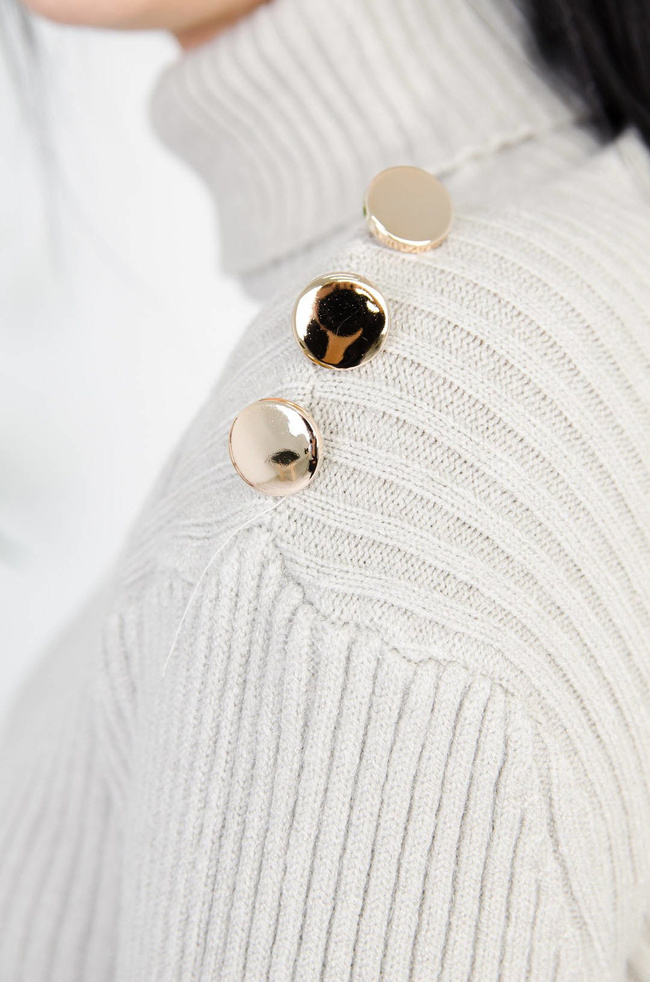 JASNO SZARY PRĄŻKOWANY GOLF ZE ZŁOTYMI GUZIKAMI