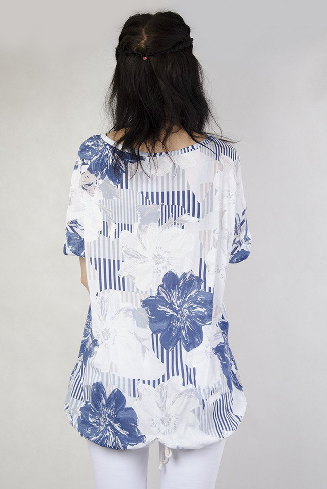 Biała bluzka w niebieskie kwiaty