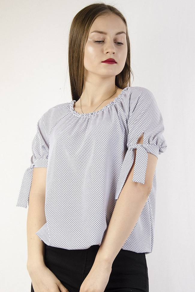 Biała bluzka w kropki z marszczeniem przy dekolcie