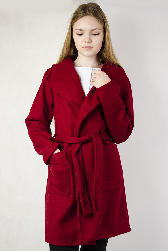Bordowy płaszcz wiązany w pasie