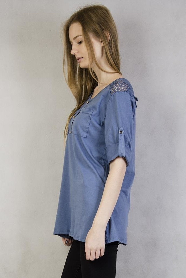 Niebieska bluzka z ażurową wstawką