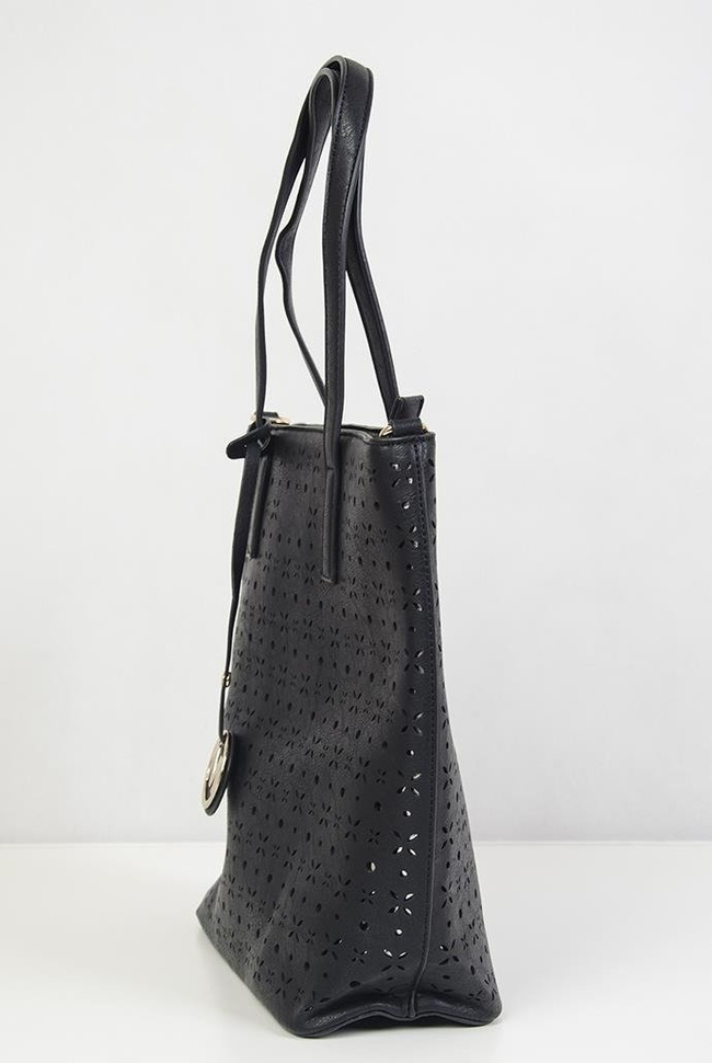 Czarna torebka ażurowa, z zawieszką