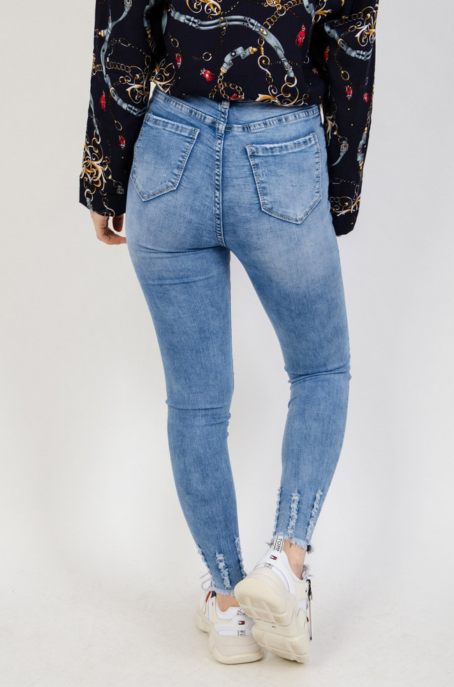 Jasne spodnie jeansowe z dziurami