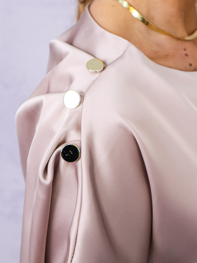 SATYNOWA BLUZKA Z OZDOBNYMI GUZIKAMI NA RAMIENIU- BEŻOWA