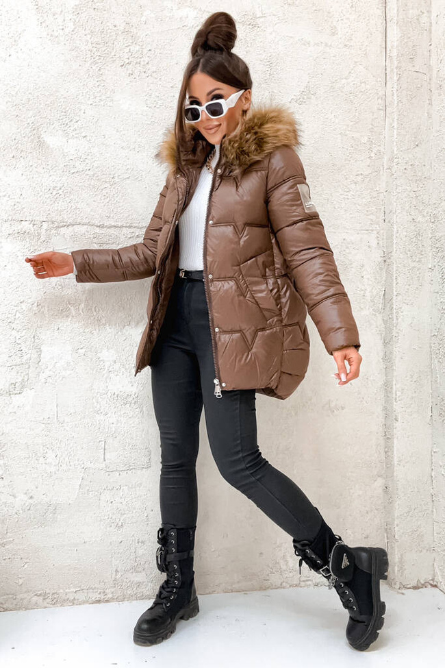 CIEMNO BRĄZOWA KURTKA PIKOWANA Z NASZYWKĄ NA RĘKAWIE