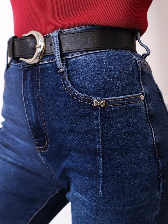 SPODNIE JEANSOWE MOM FIT Z PRZESZYCIAMI NA KIESZENI I KOKARDKĄ+ PASEK