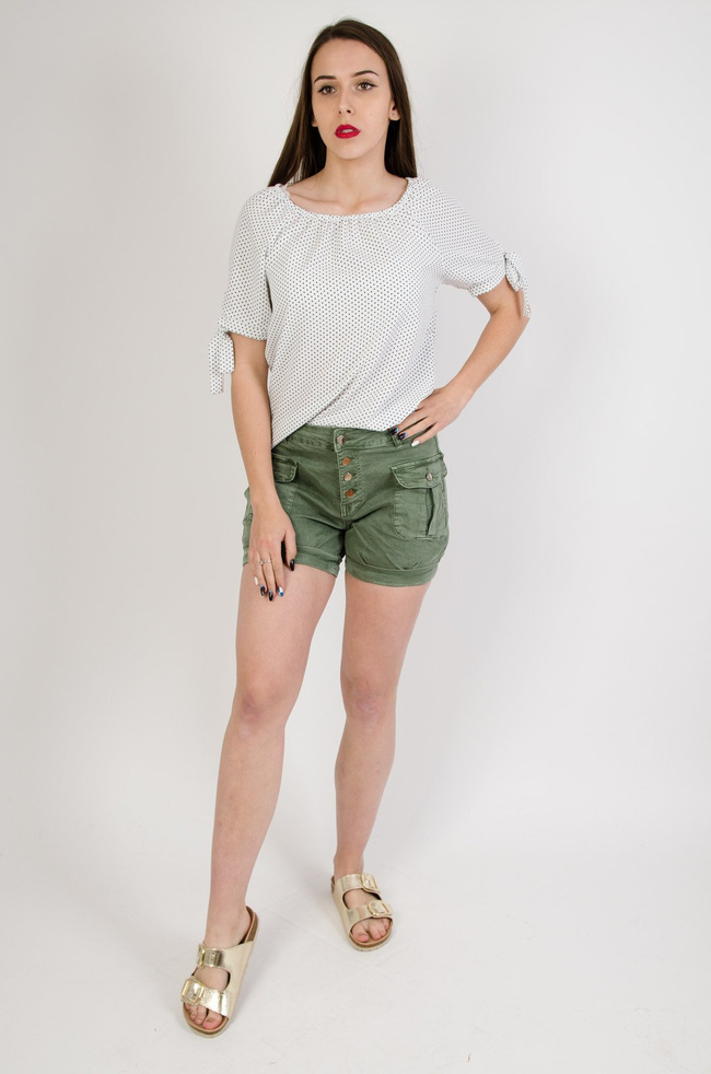 Biała bluzka w kropki z gumą w dekolcie