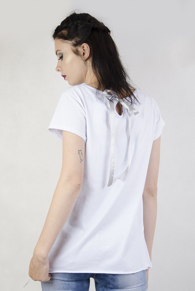 Biała bluzka z napisem "Girl Jeans"