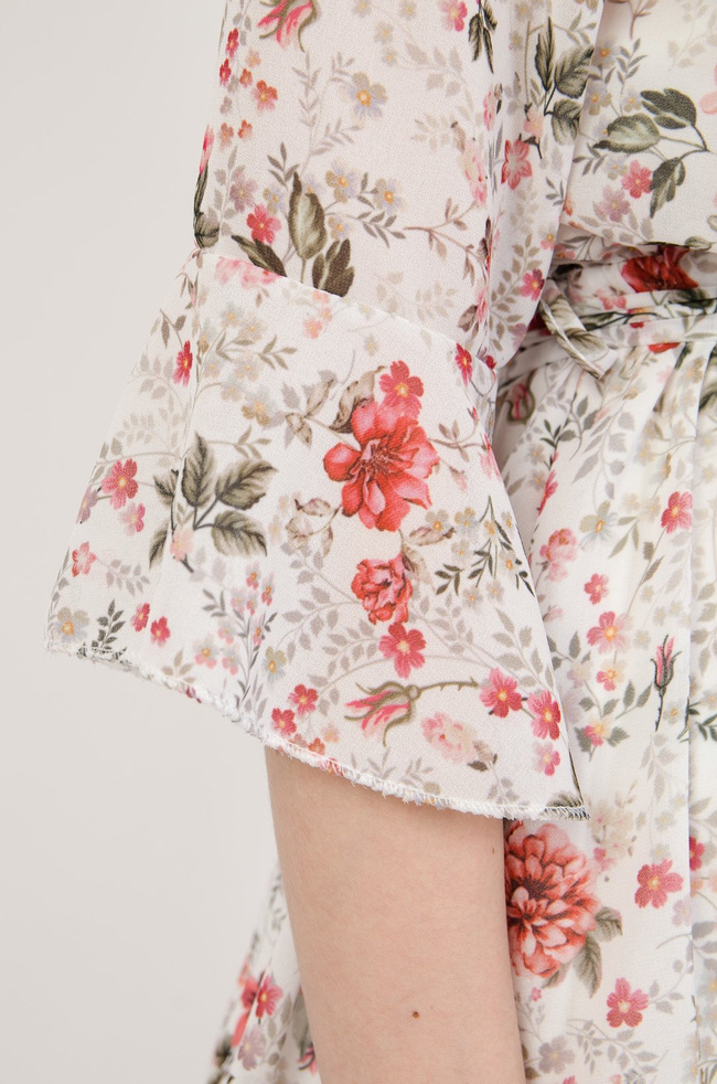 Biała sukienka w drobne kwiaty z falbanami