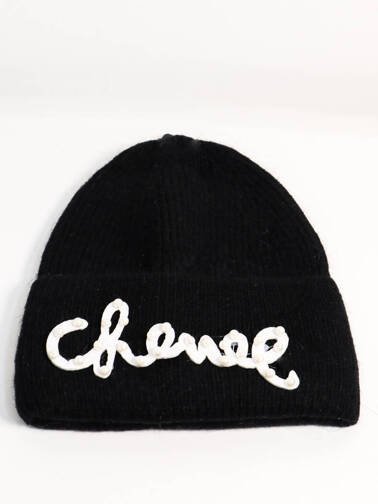 CZAPKA Z DOMIESZKĄ WEŁNY  ORAZ NAPISEM Z KORALIKAMI-CZARNA