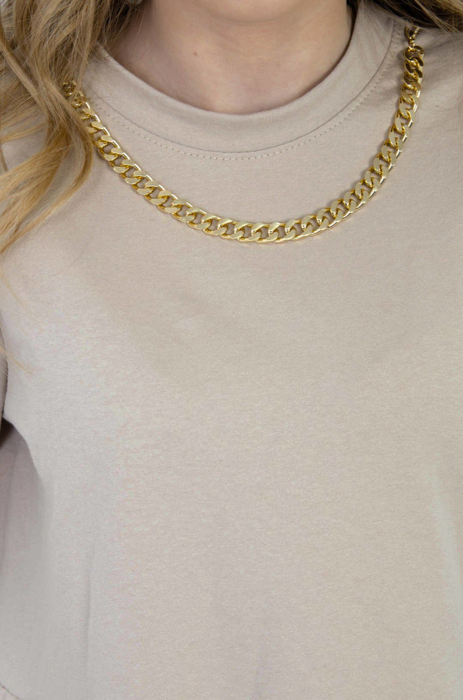 BEŻOWA ROZKLOSZOWANA SUKIENKA ZE ZŁOTYM ŁAŃCUSZKIEM