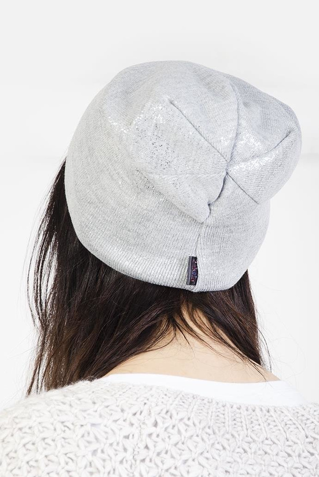 Jasnoszara czapka ze srebrnymi drobinkami i naszywką "JAKOB"