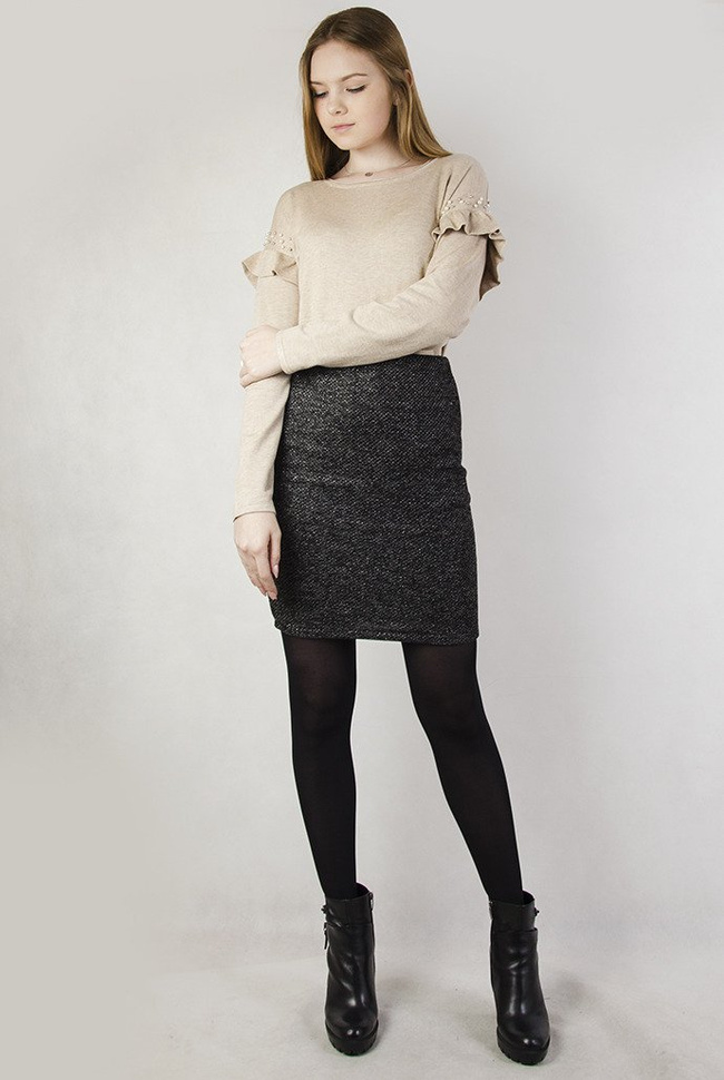 Beżowy sweterek z falbanką przy rękawie