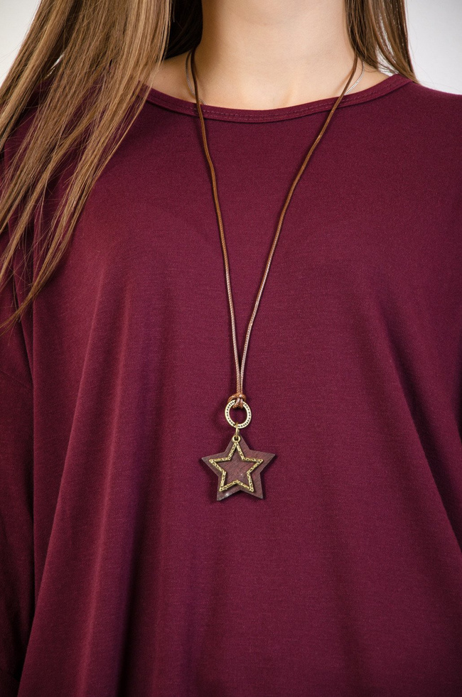 Bordowa bluzka oversize z naszyjnikiem