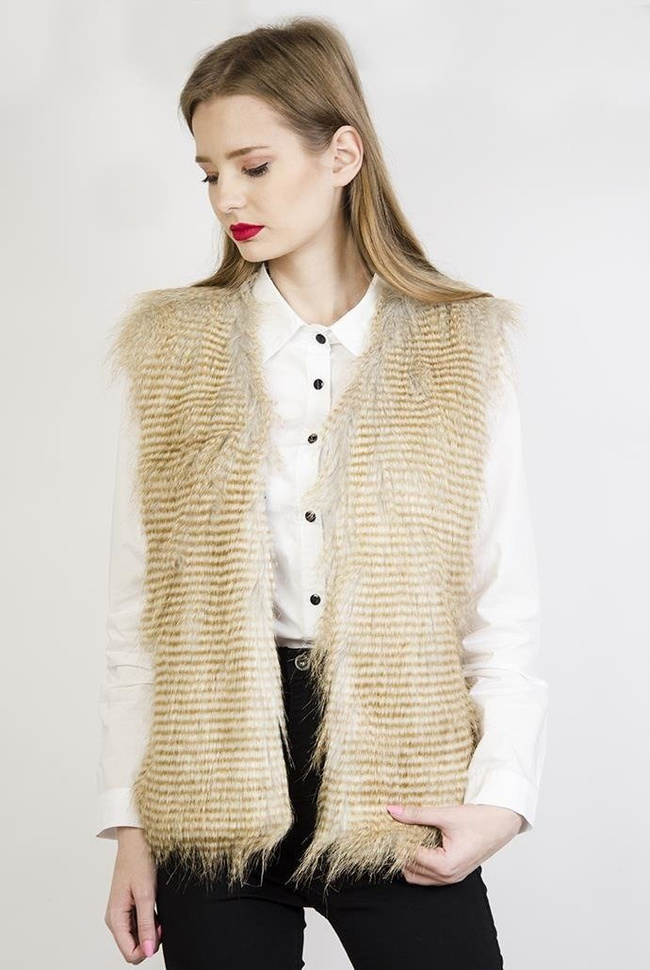 Beżowa, włochata kamizelka