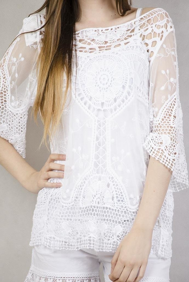 Ażurowa biała bluzka z bokserką