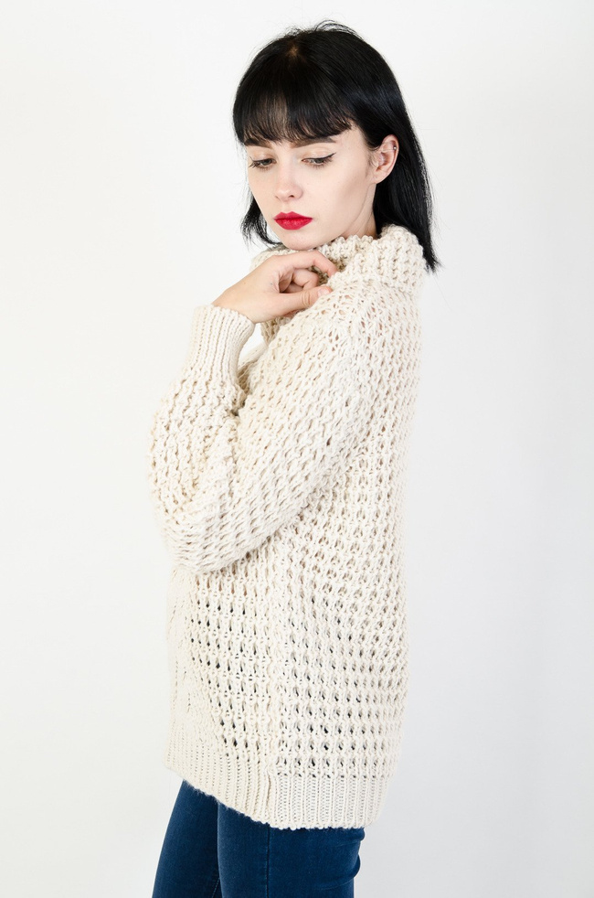 Beżowy sweter z golfem o grubym splocie