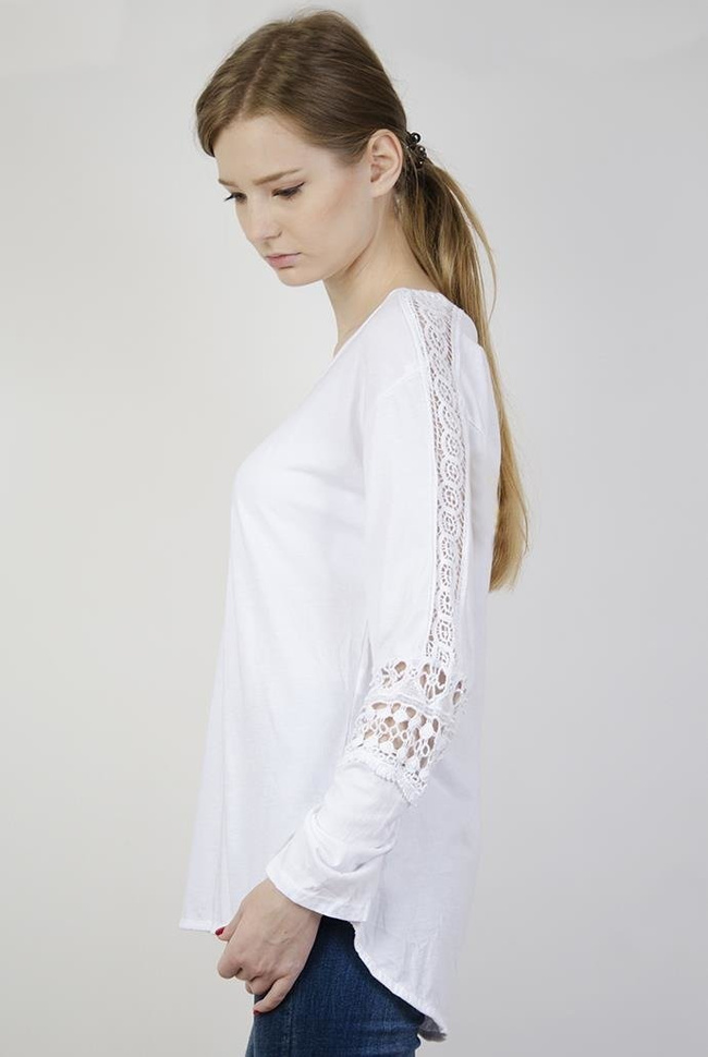 Biała bluzka z pięknymi zdobieniami na ramionach