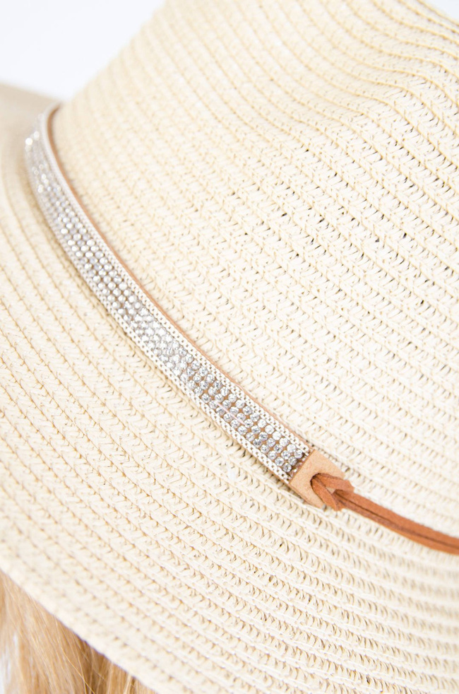 BEŻOWY SŁOMKOWY KAPELUSZ Z CYRKONIAMI 