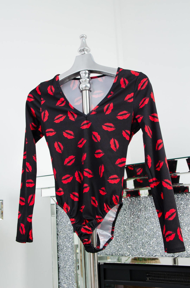 CZARNE BODY W CZERWONE USTA Z DŁUGIM RĘKAWEM