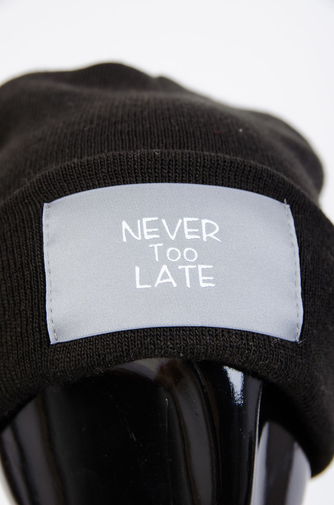 CZARNA CZAPKA Z NAPISEM "NEVER TOO LATE"
