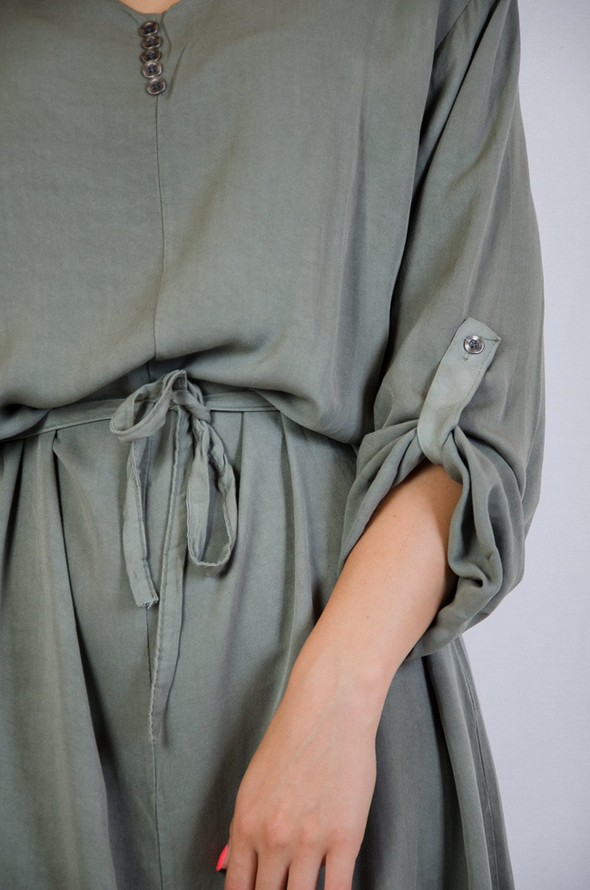 Zielona rozszerzana sukienka wiązana w pasie 