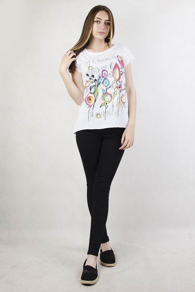 Biała bluzka w kolorowe kwiaty, z napisem