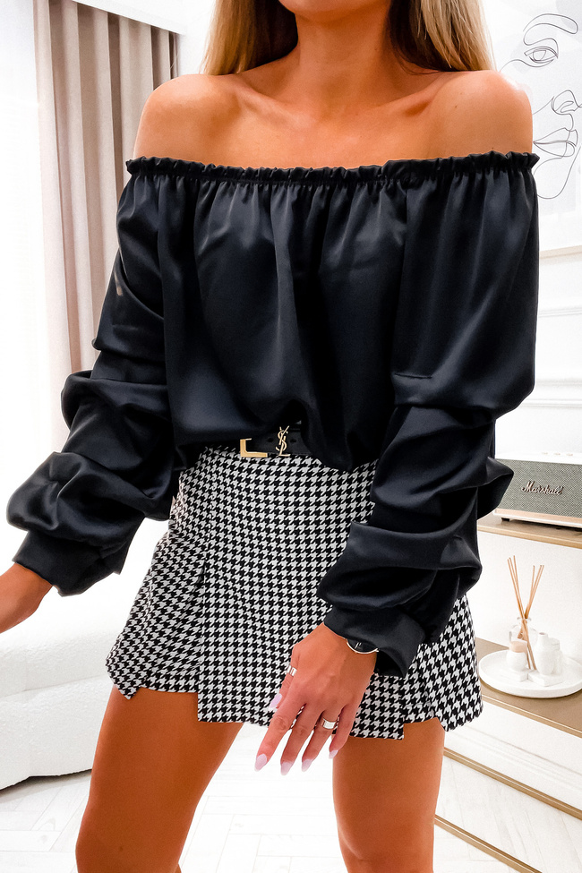 CZARNA SATYNOWA BLUZKA Z MARSZCZONYMI RĘKAWAMI