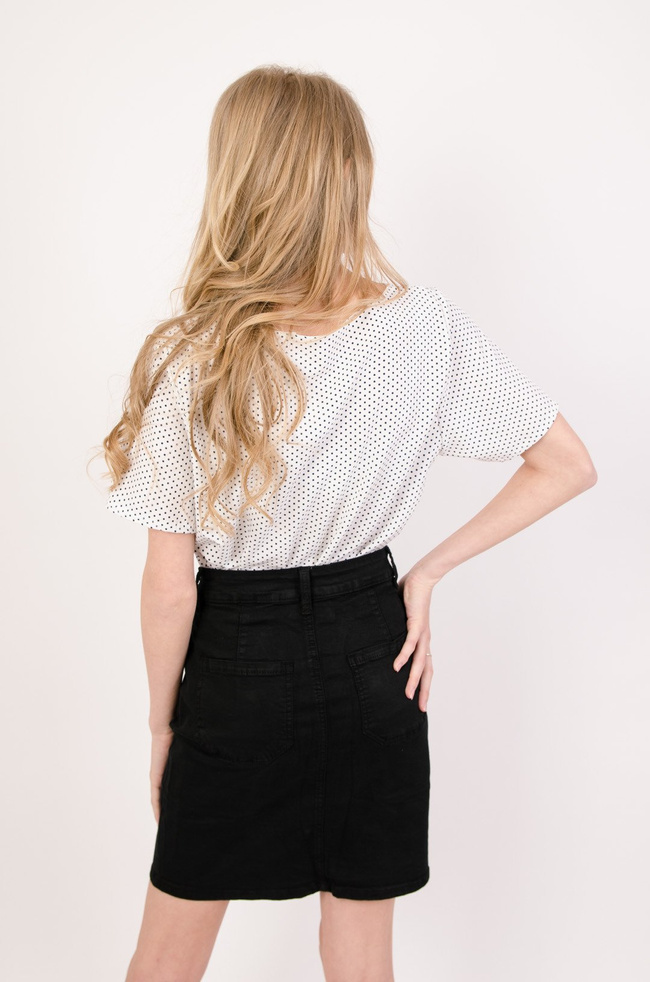 Biała bluzka w drobne kropki z zakładką na środku