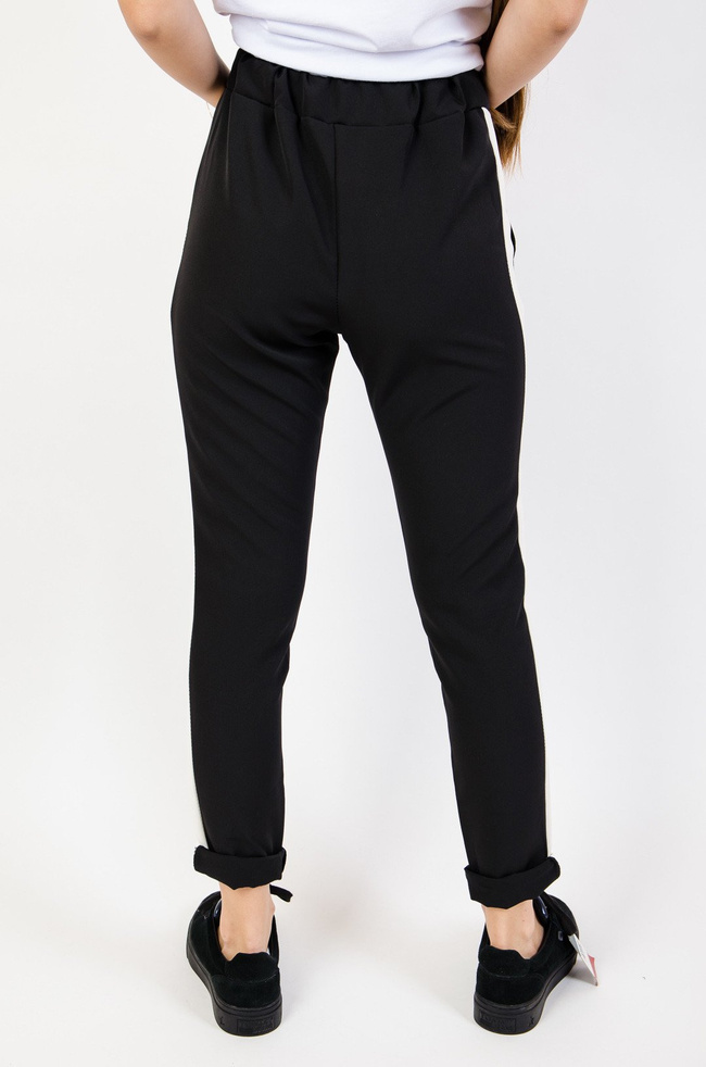 Czarne spodnie z białymi lampasami oraz gumką w pasie