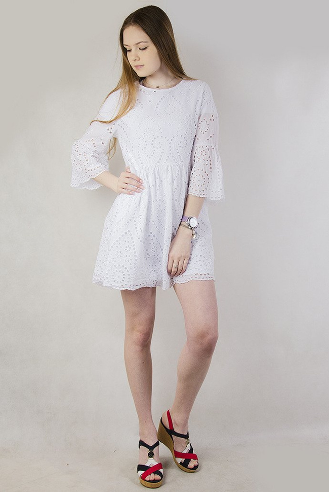 Biała ażurowa sukienka z rozszerzanymi rękawami