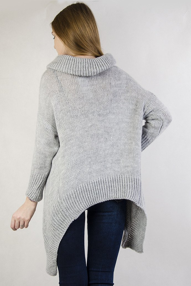 Szary sweter z luźnym golfem oraz przedłużanymi bokami