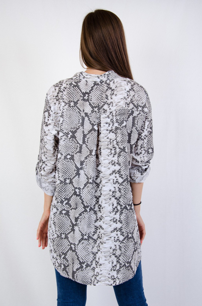 Biała bluzka koszulowa w wężowy wzór z ozdobną kieszonką