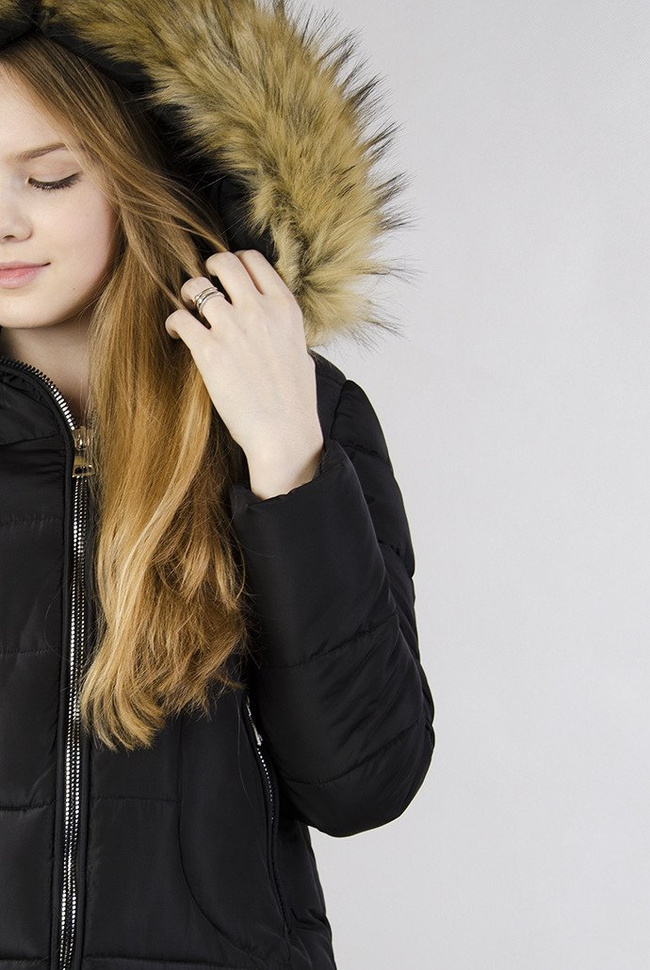 Czarna asymetryczna kurtka z pikowaniem oraz futerkiem przy kapturze