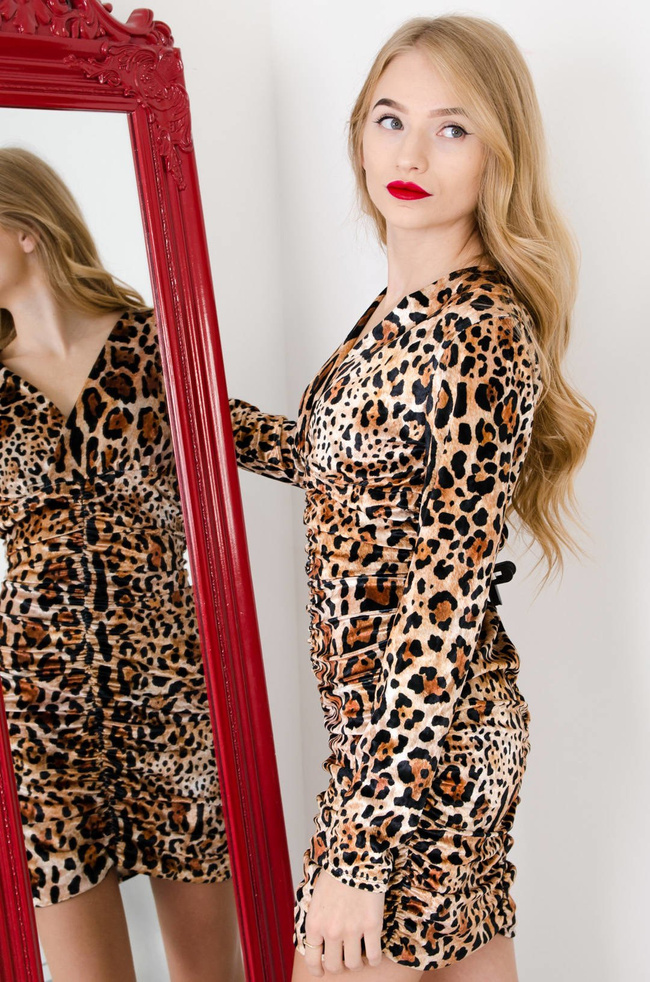 WELUROWA SUKIENKA W PANTERKĘ Z KOPERTOWYM DEKOLTEM