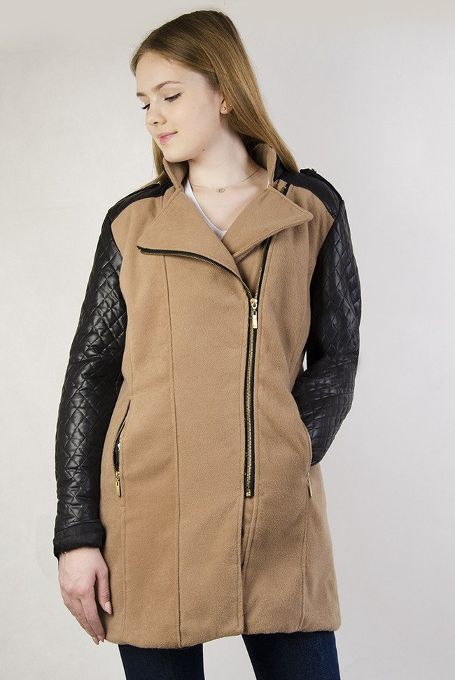 Brązowy płaszcz ze skórzanymi rękawami