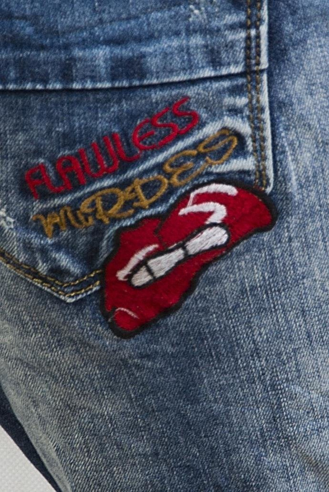 Spodnie boyfriend jeans z przetarciami  i naszywkami