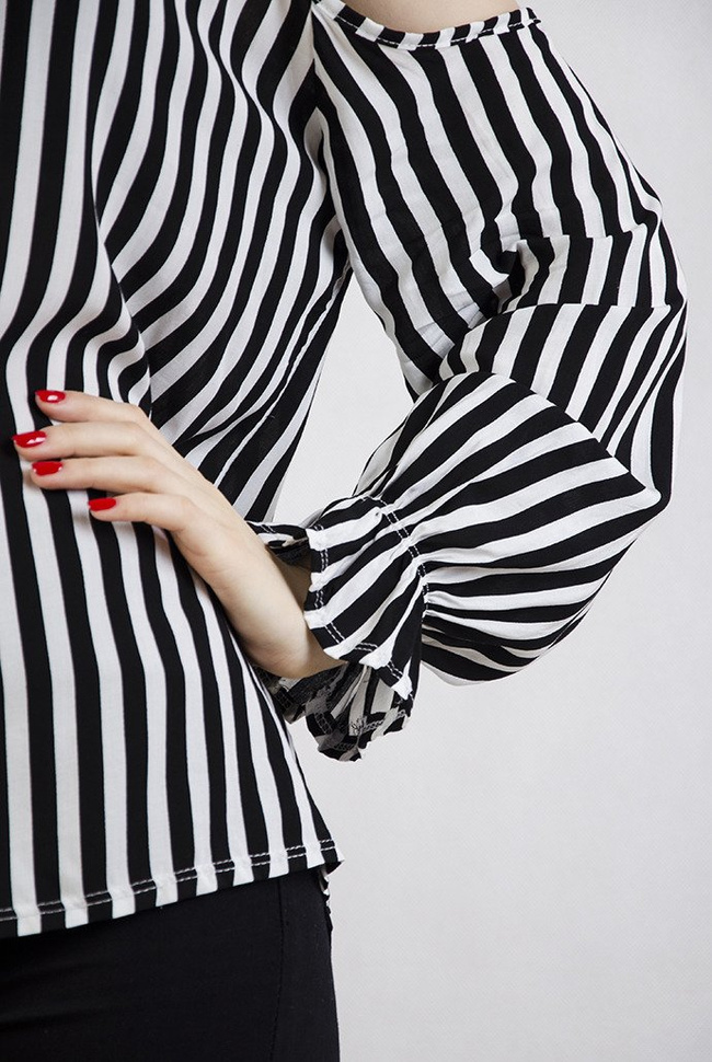 Bluzka w czarno białe pionowe paski