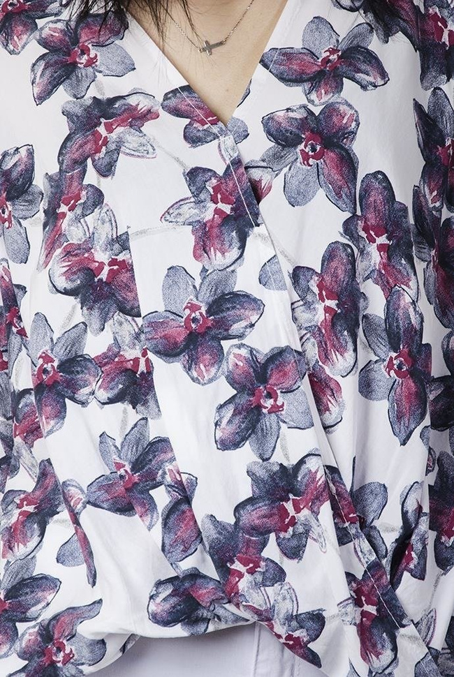 Biała, asymetryczna koszula w kwiaty z przeszyciem