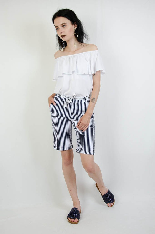 BERMUDY W BIAŁO GRANATOWE PASY Z KOKARDĄ W PASIE