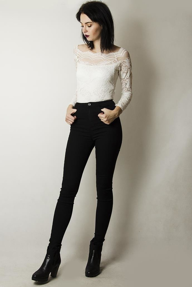 Koronkowe, białe body z szerokim dekoltem