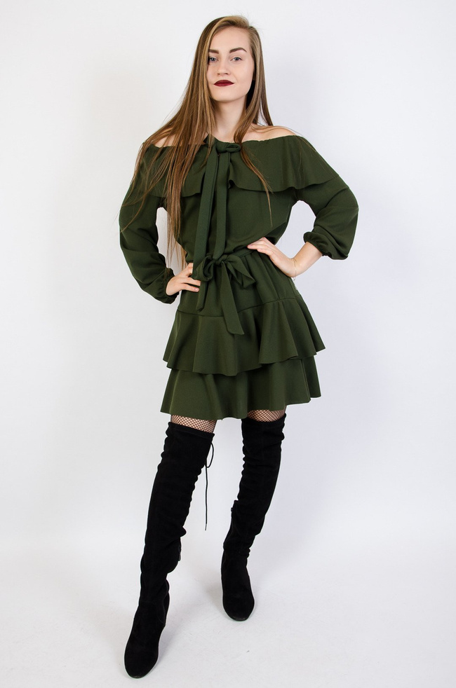 Zielona rozkloszowana sukienka z hiszpańskim dekoltem