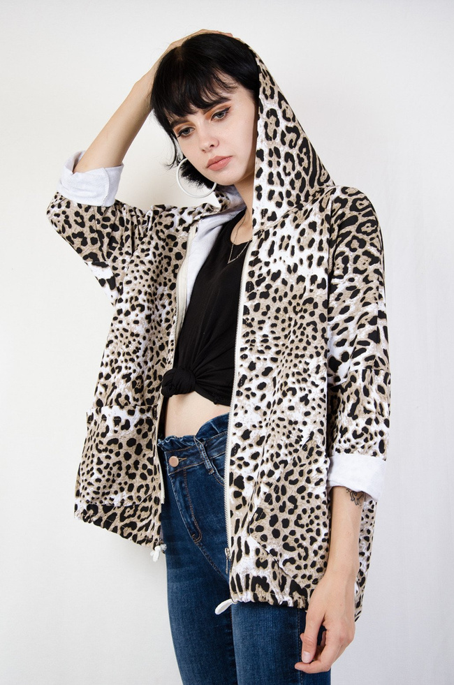Narzuta oversize w panterkę na zamek z kapturem