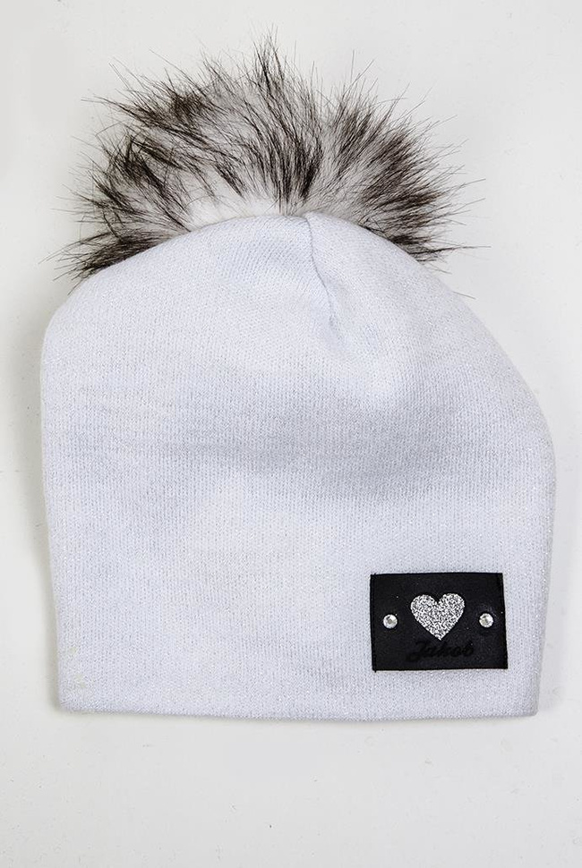 Biała czapka z wszywką z serduszkiem i pomponem