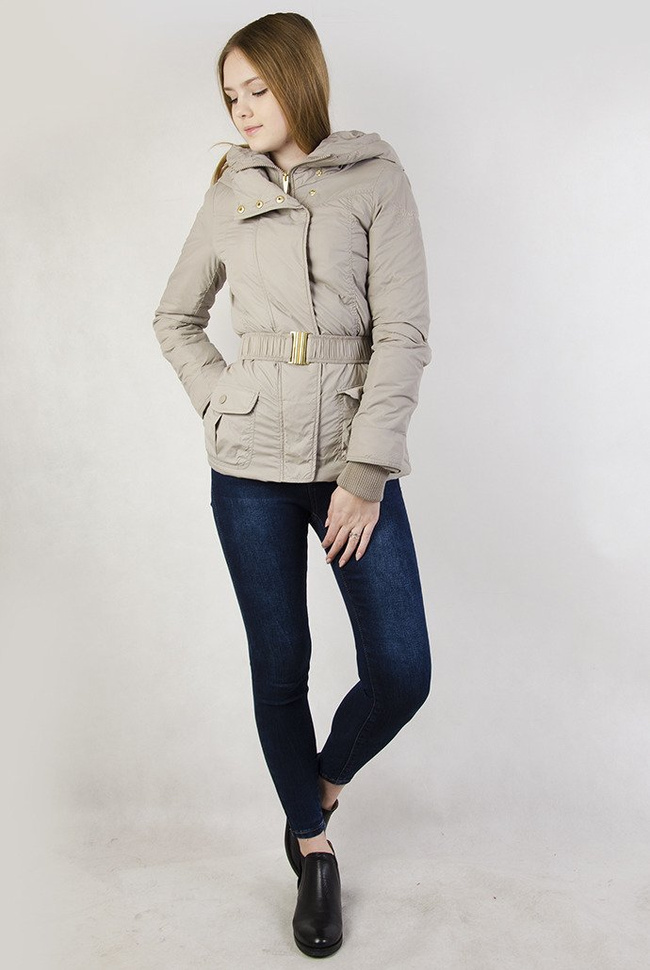 Beżowa kurtka z paskiem w talii