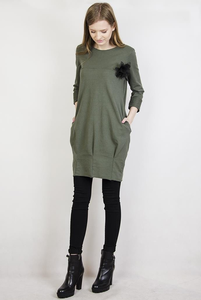 Zielona tunika z czarnym kwiatem