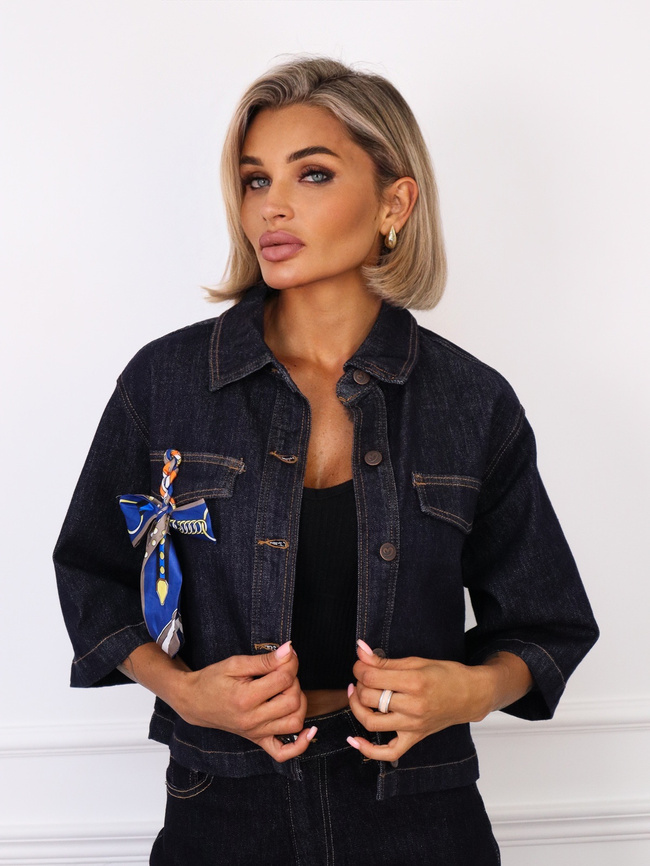 KURTKA JEANSOWA Z OZDOBNĄ CHUSTĄ NA KIESZENI- GRANATOWA