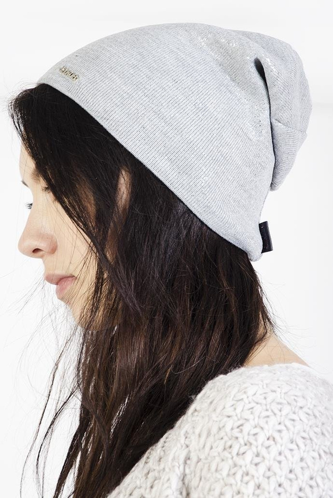 Jasnoszara czapka ze srebrnymi drobinkami i naszywką "JAKOB"